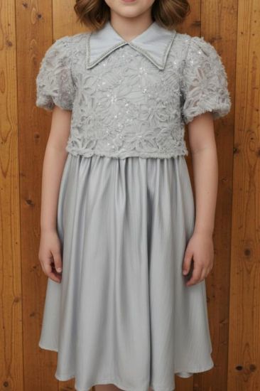 صورة فستان سماوي أنيق مزين بالتل على الصدر